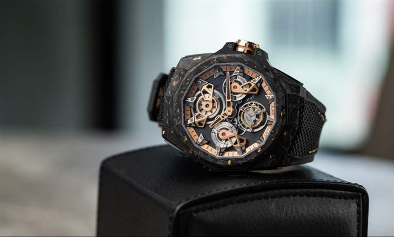 為這道剛硬厚實的輪廓,撒金|Corum Admiral 45海軍上將飛行陀飛輪鏤空自動腕表-復刻表