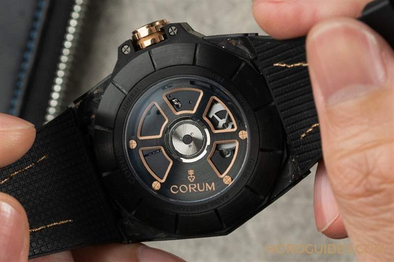 為這道剛硬厚實的輪廓,撒金|Corum Admiral 45海軍上將飛行陀飛輪鏤空自動腕表-復刻表
