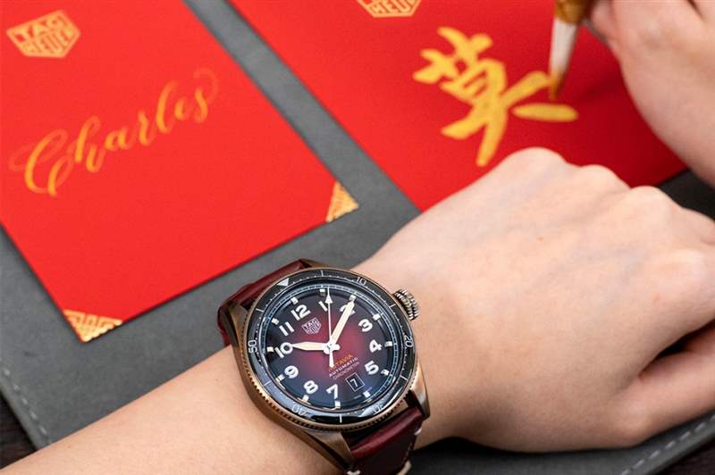 泰格豪雅TAG Heuer送上新春驚喜!推出Autavia特別版紅色腕表及個(gè)人專屬利是封-復(fù)刻表