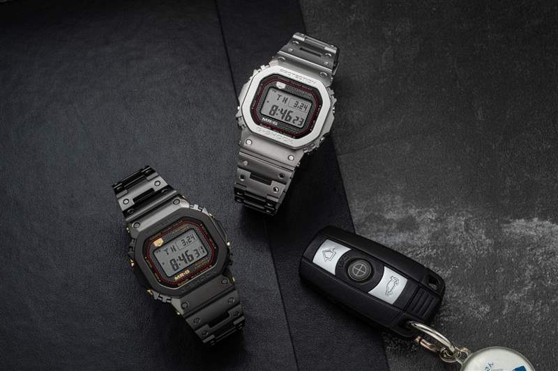 MRG-B5000B-1 (黑)建議零售價:35,980港元;MRG-B5000D-1(銀)建議零售價:31,180港元(圖片來源:G-SHOCK) 卡西歐G-SHOCK|極致堅固典范「赤備」武士盔83年元祖經典升級致敬-復刻表