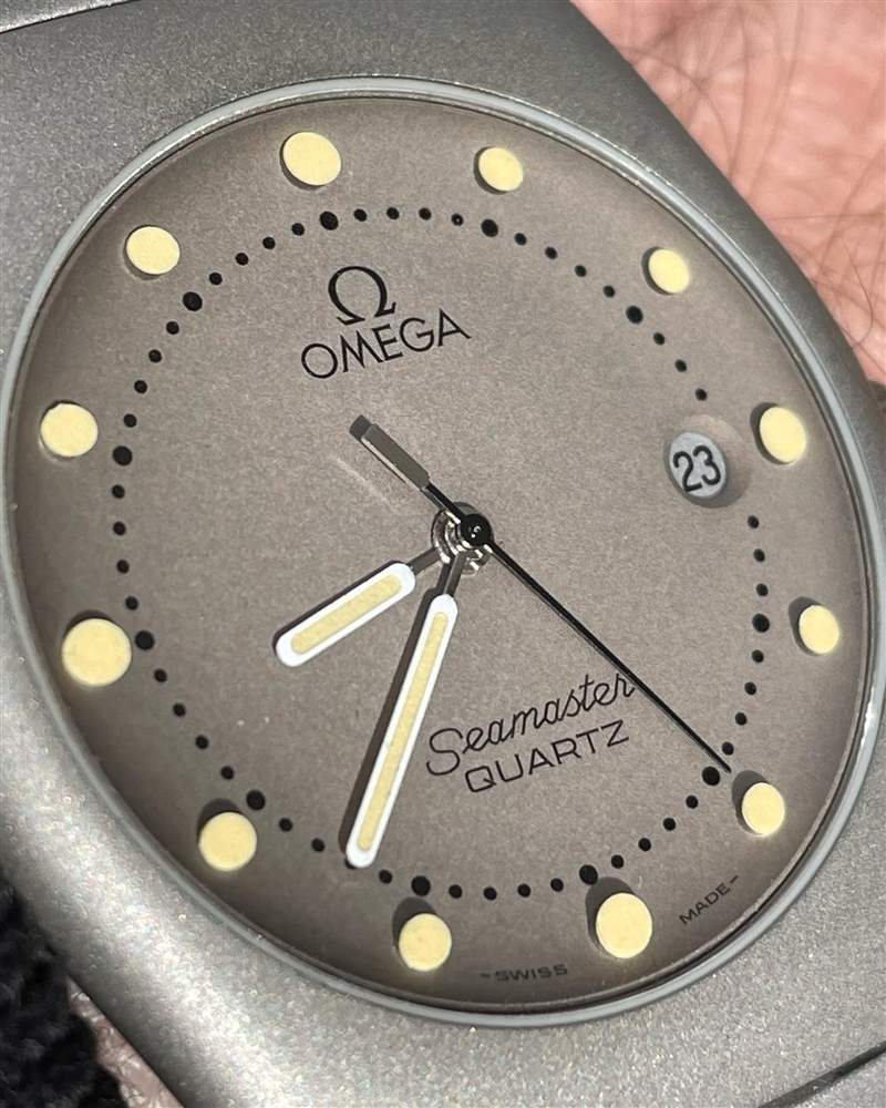 有錶友在IG分享Seamaster Recife,讓人驚覺最平價的歐米茄早在30多年前就出現(xiàn)過了。(IG@steviemac1040) OMEGA x SWATCH MoonSwatch全球爆紅之后海馬成下一波聯(lián)名款?-復(fù)刻表