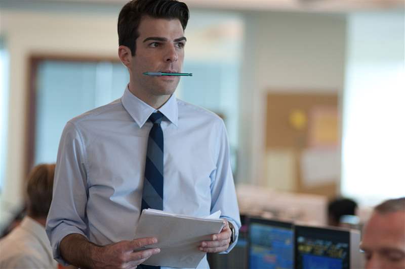 看電影扎卡里·昆托(Zachary Quinto)在“追加保證金”中佩戴保時(shí)捷設(shè)計(jì)計(jì)時(shí)碼表預(yù)測(cè)金融危機(jī)-復(fù)刻表