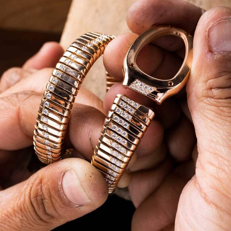 BVLGARI Serpenti Tubogas Infinity 寶格麗Serpenti Tubogas Infinity呈現(xiàn)出活靈活現(xiàn)的靈蛇曲線-復(fù)刻表