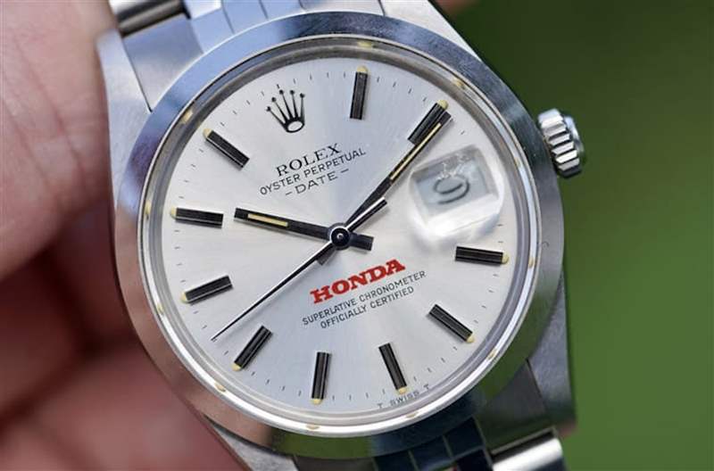 古董表選物店Wind Vintage最近上架一款勞力士Oyster Perpetual Date 15000，面盤(pán)印有本田車廠標(biāo)志非常少見(jiàn)。 （Source：Wind Vintage）
