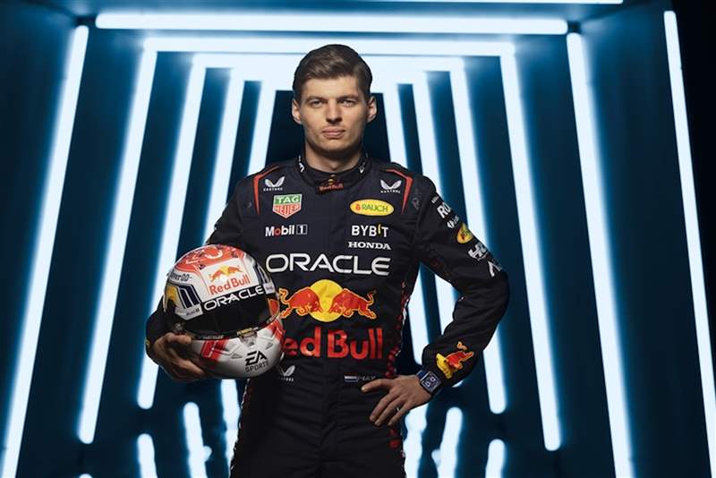 2023 F1摩納哥大獎賽冠軍Max Verstappen配戴TAG Heuer Monaco Chronograph 鏤空計時腕表-經典藍色(TAG Heuer官網) TAG Heuer 3款新Monaco防水計時手表鏤空透底配松綠飾面極吸睛-復刻表