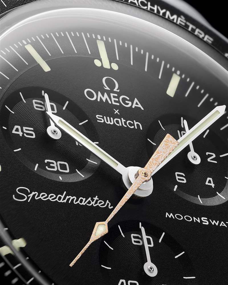 2023年6月Mission to Moonshine? Gold的新亮點是在鍍Moonshine?金指針上加入白色花朵輪廓圖案。（IG@swatch）