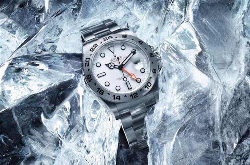 Explorer II 226570-0001定價(jià)是HK$ 75,400,目前的二級(jí)市場(chǎng)價(jià)格平均約落在HK$ 89,600左右。 (Rolex官網(wǎng)) ROLEX Explorer II手表最新行情勞力士探二黑、白面溢價(jià)相差4%-復(fù)刻表