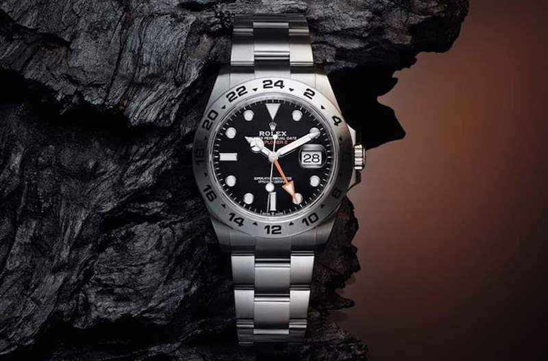Explorer II 226570-0002定價(jià)是HK$ 75,400,目前的二級(jí)市場(chǎng)價(jià)格平均約落在HK$ 86,200左右。 (Rolex官網(wǎng)) ROLEX Explorer II手表最新行情勞力士探二黑、白面溢價(jià)相差4%-復(fù)刻表